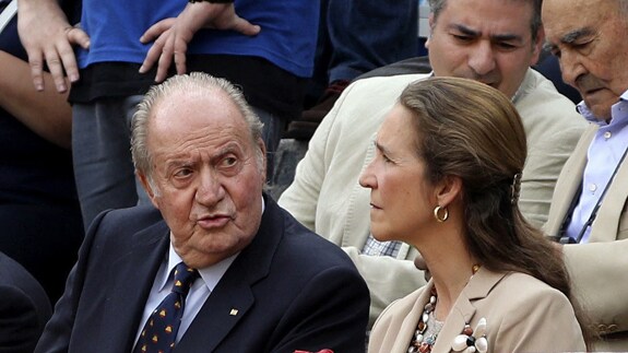 El Rey Juan Carlos con su hija, la infanta Elena, en Las Ventas. 