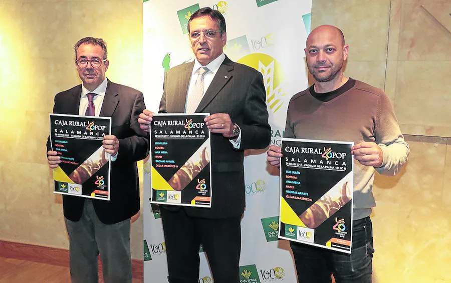 Santiago Juanes, Agustín Pérez y Ramón Vicente, con los carteles anunciadores.