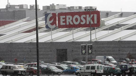 Hipermercado de Eroski en el centro Luz de Castilla de Segovia, que desde el lunes inicia el tránsito a Carrefour.