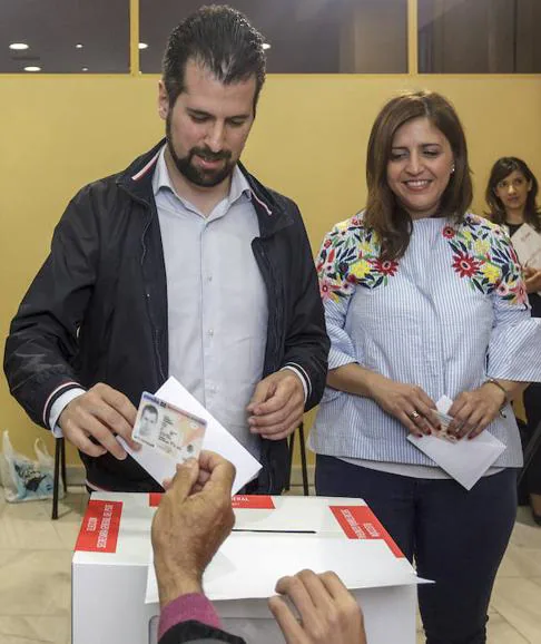 El secretario general del PSOE en Castilla y León, Luis Tudanca, y la secretaria provincial de Burgos, Esther Peña, votan esta mañana en la capital burgalesa.