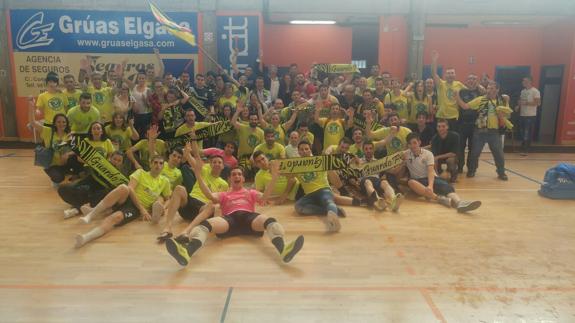 La plantilla y la afición del Guardo FS celebran el subcampeonato en el pabellón de Noia.