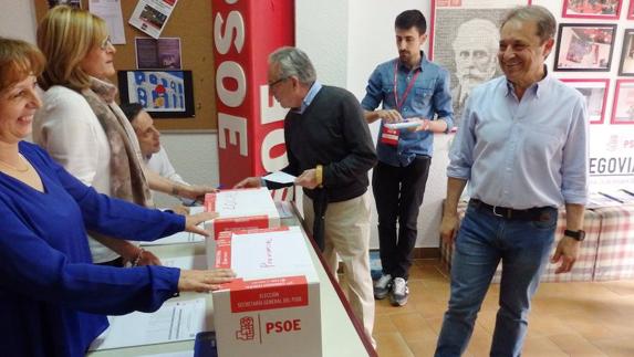 Juan Luis Gordo acude este domingo a votar en las primarias del PSOE. 