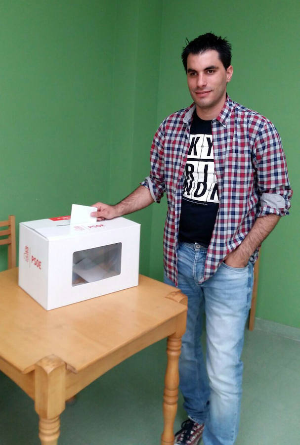 Héctor Pascual deposita su voto en una urna en la jornada de primarias de este domingo en el PSOE. 