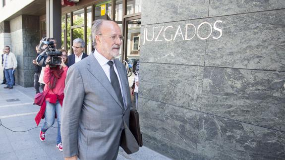 León de la Riva, a la salida de los Juzgados. 