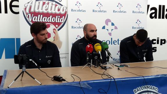Sergio Grossi, Luisma Lorasque y Dani Dujshebaev, en su despedida. 