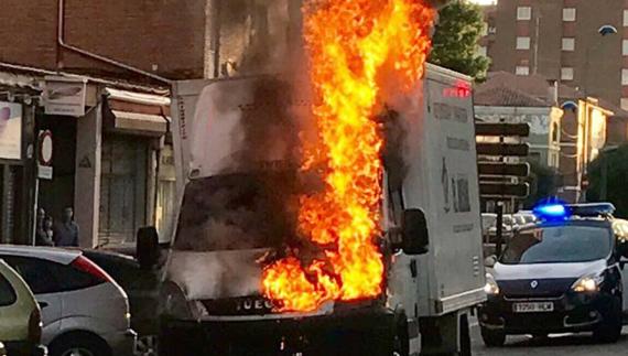 Imagen de la furgoneta en llamas.