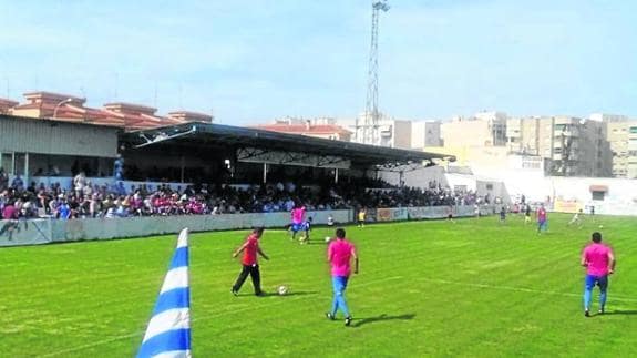 Aspecto del campo del Águilas FC durante un partido del club murciano.