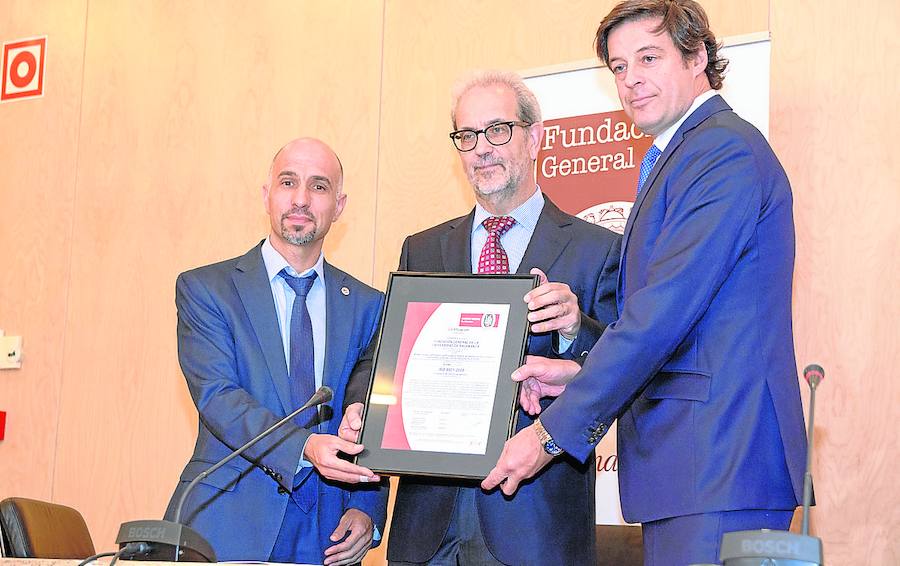 Óscar González Benito, Daniel Hernández Ruipérez y Carlos Martín Peñasco muestran el certificado. 