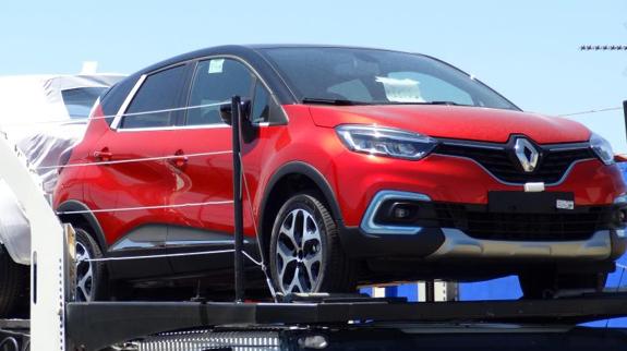 Un tráiler cargado con los nuevos Renault Captur, fabricados en Valladolid, con destino a Francia.