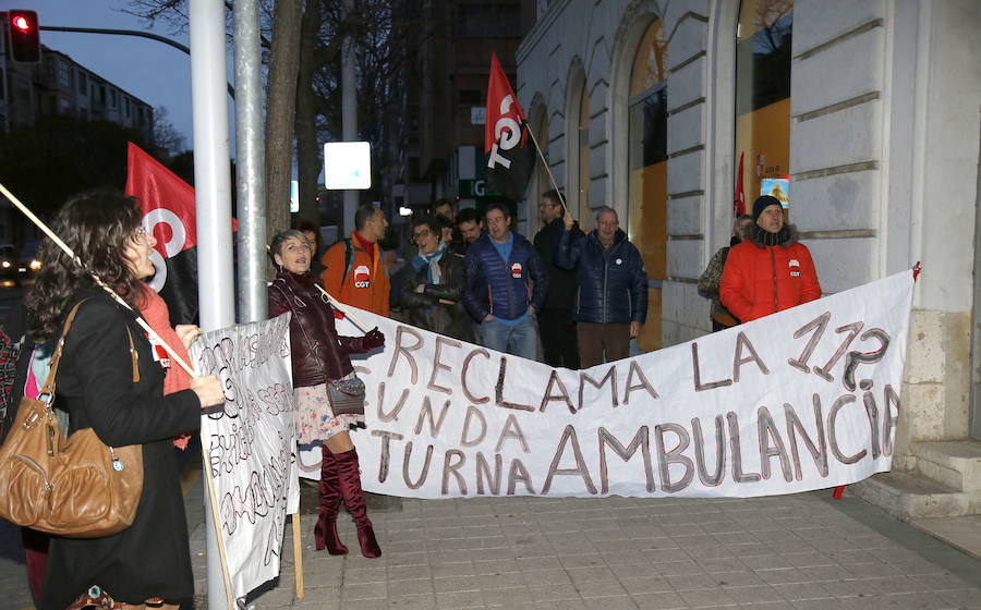 Miembros de la CGT protestan el pasado mes de febrero por la falta de la segunda ambulancia en Palencia. 
