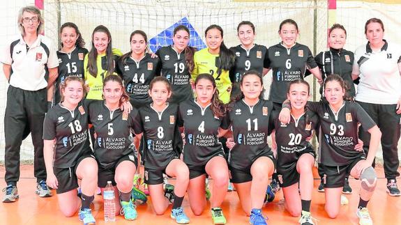Juan García, primero por la izquierda, con el equipo infantil femenino del Ciudad de Salamanca.