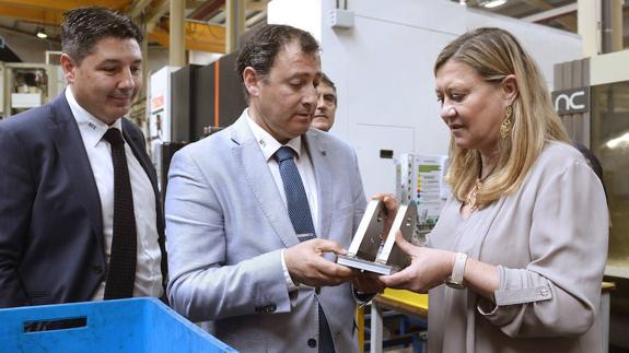 Pilar del Olmo, junto al director general de Industrias Maxi, Ángel García, durante la visita a sus instalaciones.