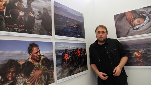 Santi Palacios, momentos después de recibir el Premio Nacional de Fotoperiodismo 2016 por una imagen de los refugiados en la isla de Lesbos (Grecia). Antonio Tanarro