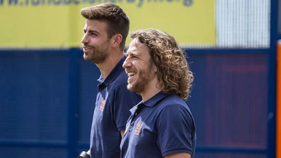 Gerard Piqué y Carles Puyol coincidieron en la inauguración de la Cruyff Court. 