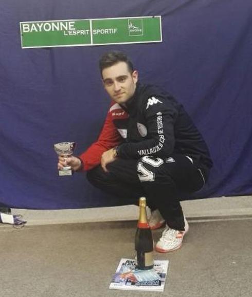 Adrián Yáñez, con su trofeo en Bayona. 