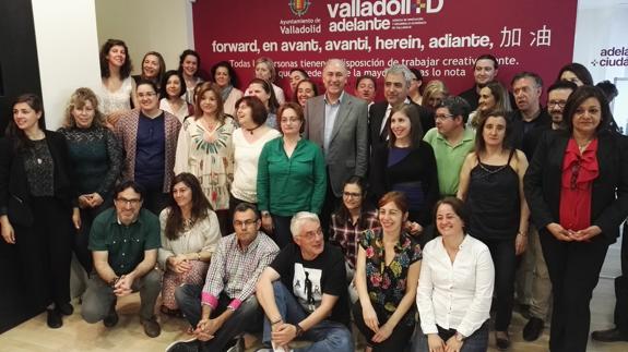 El concejal Antonio Gato y el director de la Fundación Santa María la Real posan con los integrantes de las lanzaderas. 