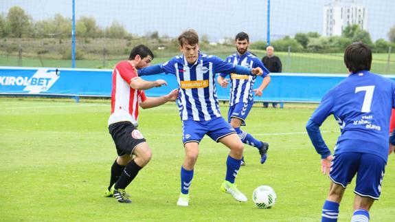 El jugador del Alavés B De la Fuente controla el balón ante un rival del Pasaia.