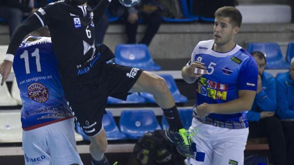 Héctor González, con el número 5, en un partido del Benidorm. 