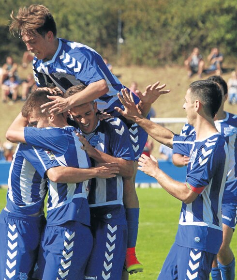 El Alavés B celebra el gol de David Gallego, en el partido ante el Vitoria. 