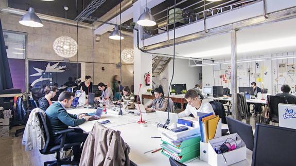 Varios emprendedores ocupan un espacio de trabajo compartido o ‘coworking’.