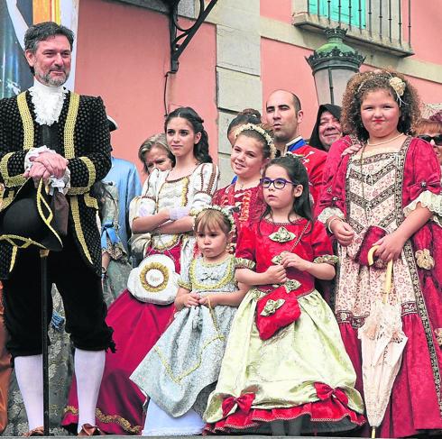 El alcalde de La Granja, a la izquierda, con vecinos vestidos de época. 