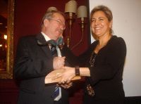Valdeón hace entrega de uno de los premios Feaps, ayer en la capital de León. / C. HERNÁNDEZ