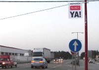 Banderolas para reclamar la autovía colocadas en Mojados. / A. V.