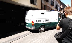 Un furgón de la Guardia Civil traslada a la niñera a Villanubla a las 15.15 horas de ayer desde los juzgados. / RICARDO OTAZO