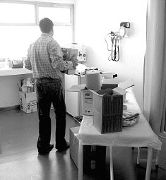 Un miembro del equipo desembala los aparatos. / ROSA BLANCO