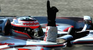 Alonso responde a los aplausos del público con el gesto del número uno después de lograr la 'pole'. / JENS BUETTNER-EFE