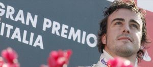 Fernando Alonso, con la cabeza alta, mira al horizonte durante la entrega de trofeos del Gran Premio de Italia, ayer por la mañana en el circuito de Monza. / D. DAL ZENNARO-EFE