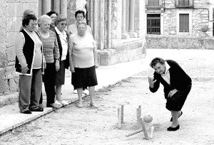 Un grupo de mujeres juega a los bolos en San Pedro de Gaíllos. / FERNANDO MAESTRO