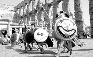Segovia recuerda su pasado romano bajo el Acueducto