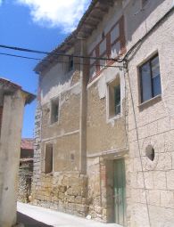 Casa donde nació el beato Francisco de Jesús en Villamediana. Debajo, supuestas manchas de sangre del parto. / Á. DEL POZO