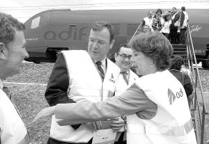 La ministra y el consejero del Fomento, en el recorrido de pruebas del AVE Segovia-Matapozuelos. / RAMÓN GÓMEZ
