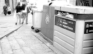 Contenedores de pale y cartón, de vidrio y de envases de plástico en la calle Cervantes. / A. DE TORRE