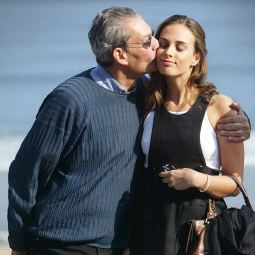 Paul Auster besa a su hija Sophie, actriz del filme 'La vida interior de Martin Frost'. / RAFA RIVAS-AFP