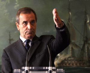 El ministro de Defensa, José Antonio Alonso, durante la rueda de prensa. / SERGIO PÉREZ-REUTERS