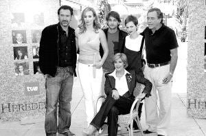 Los principales intérpretes de la serie de TVE1, entre ellos Concha Velasco. / COLPISA