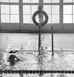 Cursos de natación en la piscina de Aguilar. / NURIA ESTALAYO