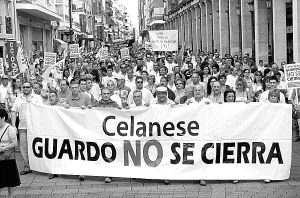 Pancarta contra el cierre de Celanese, en la manifestación del pasado día 20. / MERCHE DE LA FUENTE