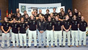 La plantilla del Cetransa Dismeva el Salvador 2007-2008 posa con el entrenador Lewis Williams al frente. / HENAR SASTRE
