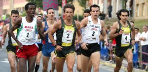 El etíope Bezabeh (1), detrás Rodríguez, el luso Silva (2), Higuero (3) y Gallardo (4).  / LUIS TEJIDO-EFE