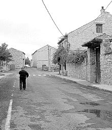 Una persona pasea por una calle de Arevalillo de Cega. / I. JIMENO