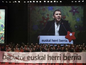 Arnaldo Otegi, durante la celebración de un mitin en Bilbao el pasado mes de marzo.  / V. WEST-REUTERS