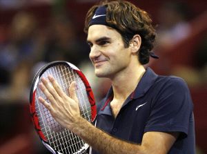 Federer aplaude al público tras vencer a Kiefer. / V. FRAILE-REUTERS