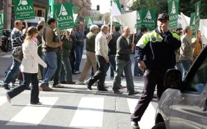 Momento de la concentración de ayer en Salamanca. / EFE