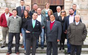 Representantes de los empresarios de autoescuelas, antes de entrar a la celebración religiosa. / F. J.