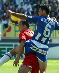 Rossano pugna por el balón con un jugador rojillo. / M. MORET