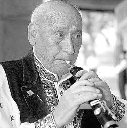 'Silverio', con su inseparable dulzaina. / ANTONIO DE TORRE